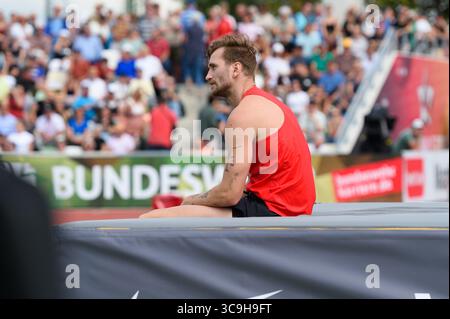 Dresda, Germania. 2 agosto 2025. Dresda, Germania, 2 agosto 2025: Squalificato Mateusz Przybylko (TSV Bayer 04 Leverkusen) seduto sul tappeto durante la finale di salto in alto durante il Campionato tedesco di atletica leggera 2025 a Heinz-Steyer-Stadion, Dresda, Germania. (Sven Beyrich/SPP) credito: SPP Sport Press Photo. /Alamy Live News Foto Stock