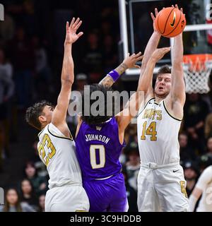 19 gennaio 2023: La guardia dei Washington Huskies Koren Johnson (0) cerca di mettere in campo un tiro tra l'attaccante dei Colorado Buffaloes Tristan da Silva (23) e la guardia dei Colorado Buffaloes Ethan Wright (14) nella partita di basket del menâ tra Colorado e Washington a Boulder, CO. Derek Regensburger/CSM. (Immagine di credito: © Derek Regensburger/CSM tramite ZUMA Press Wire) Foto Stock