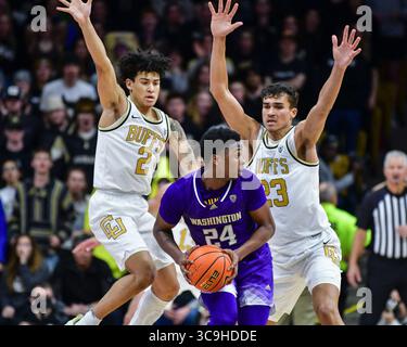 19 gennaio 2023: La guardia dei Washington Huskies Noah Williams (24) è difesa dalla guardia dei Colorado Buffaloes KJ Simpson (2) e dall'attaccante dei Colorado Buffaloes Tristan da Silva (23) nella partita di basket di menâ tra Colorado e Washington a Boulder, CO. Derek Regensburger/CSM. (Immagine di credito: © Derek Regensburger/CSM tramite ZUMA Press Wire) Foto Stock