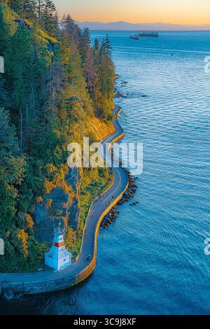 Il faro di Brockton Point a Stanley Park, costruito nel 1914, si erge come un faro di soddisfazione, guidando le navi attraverso acque tranquille. Foto Stock
