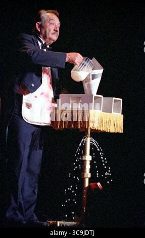 18 gennaio 2019, Minneapolis, Minnesota: 30 maggio 2023, Los Angeles, California, USA: FILE: MILT LARSON è morto aveva 92 anni. Larsen è stato un mago e uno scrittore per giochi televisivi tra cui â€œTruth o Consequences.â€ ha fondato il Castello Magico nel 1963 con suo fratello, William Larsen Jr., e la moglie di Williamâ, Irene. NELLA FOTO: 2 luglio 1997, Minneapolis, Minnesota Stati Uniti: Il mago MILT LARSON si esibisce al palco dello Historic State Theater il 2 luglio 1997. (Immagine di credito: © H. Rick Bamman/ZUMA Press Wire) Foto Stock