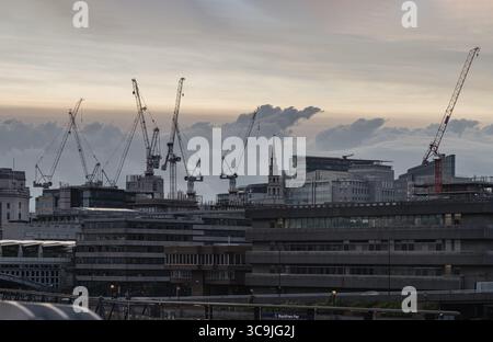 Londra, Regno Unito - 31 maggio 2025 - un paesaggio urbano di Londra caratterizzato da una presenza prominente di gru edili che dominano lo skyline, con vari edifici Foto Stock