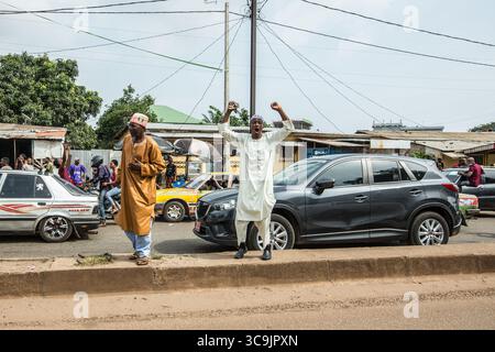 19 ottobre 2020, Conakry, Guinea: Cellou Dalein Diallo, presidente dell'UFDG, ha appena dichiarato la sua vittoria in seguito alle elezioni presidenziali di domenica dal suo quartier generale. Con l'annuncio di questa vittoria, i militanti di Cellou Dalein Diallo cominciarono a salire per le strade di Conakry, città che avrebbe votato Cellou Dalein Diallo. (Immagine di credito: © Sadak Souici/ZUMA Press Wire) Foto Stock