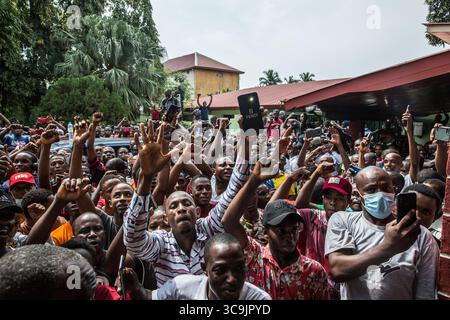 19 ottobre 2020, Conakry, Guinea: Cellou Dalein Diallo, presidente dell'UFDG, ha appena dichiarato la sua vittoria in seguito alle elezioni presidenziali di domenica dal suo quartier generale. Con l'annuncio di questa vittoria, i militanti di Cellou Dalein Diallo cominciarono a salire per le strade di Conakry, città che avrebbe votato Cellou Dalein Diallo. (Immagine di credito: © Sadak Souici/ZUMA Press Wire) Foto Stock