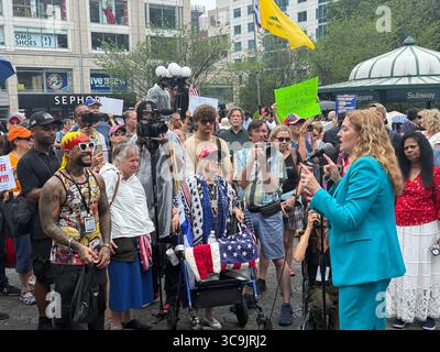 Maud Maron si candida per il procuratore distrettuale di New York contro Alvin Bragg in una manifestazione politica a due passi a Union Square, parlando contro Zohran Mamdani, candidato democratico al sindaco per le elezioni del 2026 che si svolgono nel novembre 2025. Foto Stock