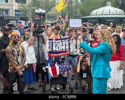 Maud Maron si candida per il procuratore distrettuale di New York contro Alvin Bragg in una manifestazione politica a due passi a Union Square, parlando contro Zohran Mamdani, candidato democratico al sindaco per le elezioni del 2026 che si svolgono nel novembre 2025. Foto Stock