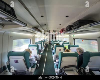 BARCELLONA, SPAGNA - 12 APRILE 2025: Interno di un servizio Renfe Euromed tra Barcellona e Valencia, che illustra i viaggi in treno ad alta velocità in Spagna Foto Stock