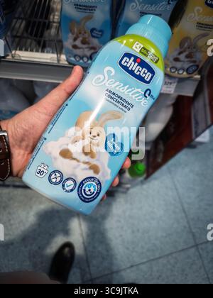 BELGRADO, SERBIA - 22 APRILE 2025: Vista ravvicinata del biberon addolcitore in tessuto delicato Chicco per l'abbigliamento dei bambini nel supermercato di Belgrado. Chicco è un IT Foto Stock