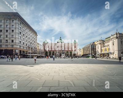 BELGRADO, SERBIA - 22 APRILE 2025: Piazza TRG Republike a Belgrado con Museo Nazionale della Serbia. I pedoni attraversano la piazza da edifici storici, ca Foto Stock