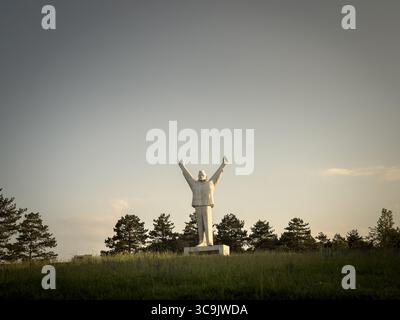 VALJEVO, SERBIA - 12 MAGGIO 2025: Spomenik borcima Revolucije, il Monumento a Stjepan Filipovic, un partito comunista jugoslavo ucciso dai nazisti, conosciuto come S. Foto Stock