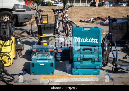 OBRENOVAC, SERBIA - 16 GIUGNO 2025: Trapano e utensile Makita messi in vendita su un marciapiede a Obrenovac, Serbia. Maikta è una società giapponese, un uomo Foto Stock