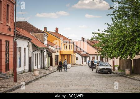 VALJEVO, SERBIA - 12 MAGGIO 2025: Vista panoramica di Tesnjar, il quartiere storico di Valjevo, Serbia, lungo Ulica Bircaninova. Case con tetto piastrellato, ciottoli Foto Stock