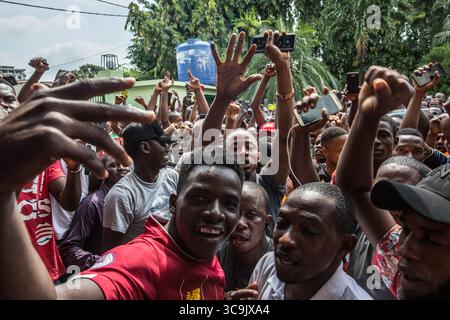 19 ottobre 2020, Conakry, Guinea: I sostenitori celebrano Cellou Dalein Diallo, presidente dell'UFDG, ha appena dichiarato la sua vittoria in seguito alle elezioni presidenziali di domenica dal quartier generale del suo partito. Con l'annuncio di questa vittoria, i militanti di Cellou Dalein Diallo cominciarono a salire per le strade di Conakry. (Immagine di credito: © Sadak Souici/ZUMA Press Wire) Foto Stock