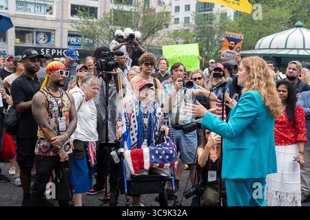 Maud Maron si candida per il procuratore distrettuale di New York contro Alvin Bragg in una manifestazione politica a due passi a Union Square, parlando contro Zohran Mamdani, candidato democratico al sindaco per le elezioni del 2026 che si svolgono nel novembre 2025. Foto Stock
