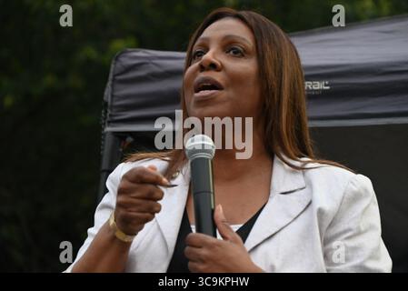Brooklyn, Stati Uniti. 5 agosto 2025. Il procuratore generale di New York Letitia James, appare al 78° distretto della polizia di New York come parte della "National Night Out" a Brooklyn, New York, USA, martedì 5 agosto, 2025.foto di Kyle Mazza/CNP/ABACAPRESS.COM credito: abaca Press/Alamy Live News Foto Stock
