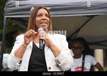 Brooklyn, Stati Uniti. 5 agosto 2025. Il procuratore generale di New York Letitia James, appare al 78° distretto della polizia di New York come parte della "National Night Out" a Brooklyn, New York, USA, martedì 5 agosto, 2025.foto di Kyle Mazza/CNP/ABACAPRESS.COM credito: abaca Press/Alamy Live News Foto Stock