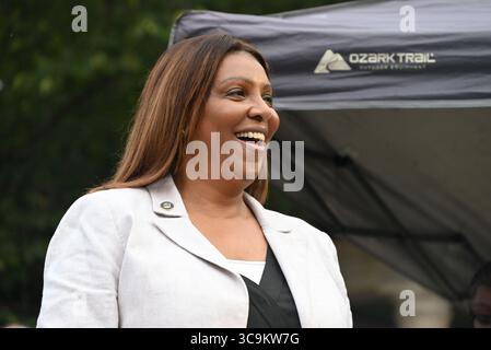 Brooklyn, Stati Uniti d'America. 5 agosto 2025. Il procuratore generale di New York Letitia James, appare al 78° distretto della polizia di New York come parte della "National Night Out" a Brooklyn, New York, USA, martedì 5 agosto, 2025.credito: Kyle Mazza/CNP/Sipa USA credito: SIPA USA/Alamy Live News Foto Stock