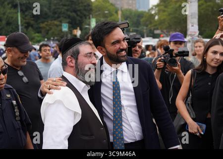 Brooklyn, Stati Uniti. 5 agosto 2025. Zohran Mamdani durante il 78° Precinct's National Night Out a Brooklyn martedì 5 agosto 2025 a New York. Foto di Derek French/UPI credito: UPI/Alamy Live News Foto Stock