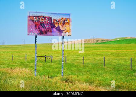 L'autostrada Welcome to Montana, punto di riferimento nella campagna rurale di Alzada, Montana, al confine dello stato del Wyoming, Stati Uniti nordoccidentali. Foto Stock
