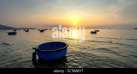 Il cesto dei pescatori all'alba sulla spiaggia di Phan Rang, Vietnam Foto Stock