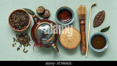 Composizione con tè asiatico e accessori su sfondo colorato Foto Stock