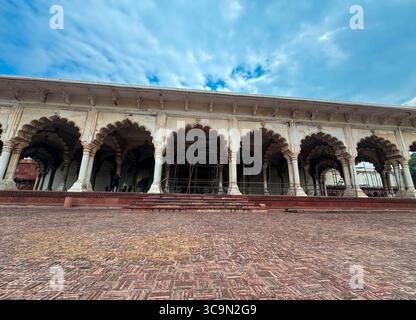 Grandiosità architettonica svelata - Diwan-i-Am (Hall of Public Audience) presso Agra Fort, Agra, India Foto Stock