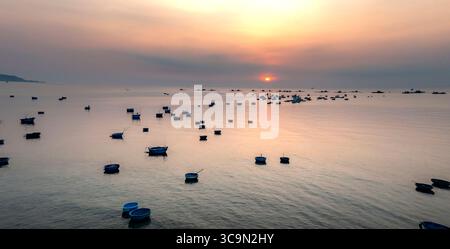 Il cesto dei pescatori all'alba sulla spiaggia di Phan Rang, Vietnam Foto Stock