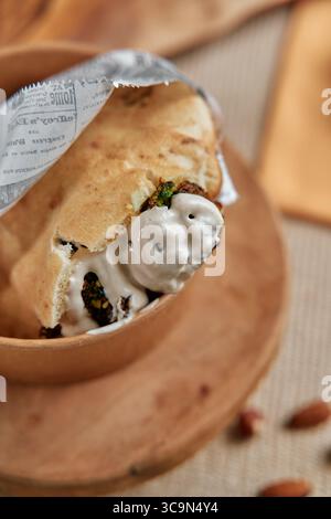 Dessert deliziosamente appagante con gelato cremoso e noci croccanti avvolti in un impasto morbido, perfetto per qualsiasi amante del cibo Foto Stock