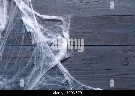 Ragnatela su sfondo di legno blu. Festa di Halloween Foto Stock