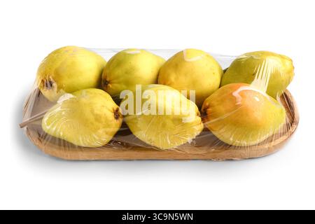 Tavola di legno di pere fresche ricoperta da involucro di plastica su sfondo bianco Foto Stock
