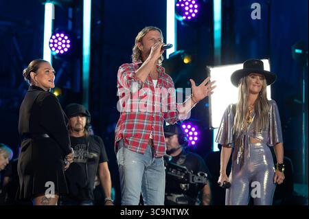 8 giugno 2023, NASHVILLE, Tennessee, Stati Uniti: Elle King, Dierks Bentley e Lainey Wilson sul palco durante il primo giorno del CMA Fest al Nissan Stadium giovedì 8 giugno 2023, a Nashville, Tennessee. (Immagine di credito: © Amiee Stubbs/imageSPACE tramite ZUMA Press Wire) Foto Stock