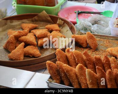 Samosa su vassoio in rattan e teglia da forno pronta per essere venduta Foto Stock