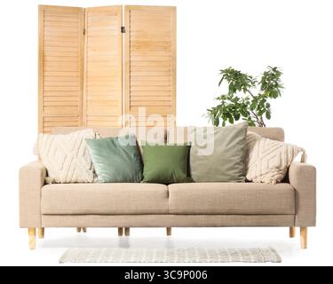 Moderno divano beige, schermo pieghevole e pianta isolata su sfondo bianco Foto Stock