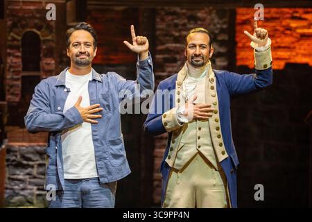 New York, Stati Uniti. 5 agosto 2025. LIN-Manuel Miranda incontra la sua nuova figura in cera di Madame Tussauds, in occasione dello spettacolo del decimo anniversario di Hamilton al Richard Rodgers Theatre di New York. Credito: SOPA Images Limited/Alamy Live News Foto Stock