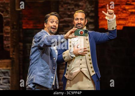 New York, Stati Uniti. 5 agosto 2025. LIN-Manuel Miranda incontra la sua nuova figura in cera di Madame Tussauds, in occasione dello spettacolo del decimo anniversario di Hamilton al Richard Rodgers Theatre di New York. Credito: SOPA Images Limited/Alamy Live News Foto Stock