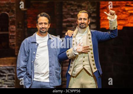 New York, Stati Uniti. 5 agosto 2025. LIN-Manuel Miranda incontra la sua nuova figura in cera di Madame Tussauds, in occasione dello spettacolo del decimo anniversario di Hamilton al Richard Rodgers Theatre di New York. Credito: SOPA Images Limited/Alamy Live News Foto Stock