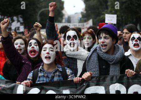 15 febbraio 2023, Atene, Grecia: Gli studenti della scuola di recitazione che portano il trucco del clown e gli insegnanti della scuola pubblica stanno protestando attraverso il centro della città durante una protesta. Gli studenti di arti perfomming hanno marciato attraverso il centro della città per chiedere il ritiro di un decreto presidenziale che classifica le qualifiche educative di tutti gli artisti come livello non universitario. (Immagine di credito: © Aristidis Vafeiadakis/ZUMA Press Wire) Foto Stock