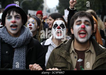 15 febbraio 2023, Atene, Grecia: Gli studenti della scuola di recitazione che portano il trucco del clown e gli insegnanti della scuola pubblica stanno protestando attraverso il centro della città durante una protesta. Gli studenti di arti perfomming hanno marciato attraverso il centro della città per chiedere il ritiro di un decreto presidenziale che classifica le qualifiche educative di tutti gli artisti come livello non universitario. (Immagine di credito: © Aristidis Vafeiadakis/ZUMA Press Wire) Foto Stock