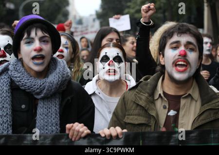 15 febbraio 2023, Atene, Grecia: Gli studenti della scuola di recitazione che portano il trucco del clown e gli insegnanti della scuola pubblica stanno protestando attraverso il centro della città durante una protesta. Gli studenti di arti perfomming hanno marciato attraverso il centro della città per chiedere il ritiro di un decreto presidenziale che classifica le qualifiche educative di tutti gli artisti come livello non universitario. (Immagine di credito: © Aristidis Vafeiadakis/ZUMA Press Wire) Foto Stock