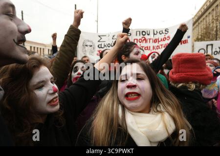 15 febbraio 2023, Atene, Grecia: Gli studenti della scuola di recitazione che portano il trucco del clown e gli insegnanti della scuola pubblica stanno protestando attraverso il centro della città durante una protesta. Gli studenti di arti perfomming hanno marciato attraverso il centro della città per chiedere il ritiro di un decreto presidenziale che classifica le qualifiche educative di tutti gli artisti come livello non universitario. (Immagine di credito: © Aristidis Vafeiadakis/ZUMA Press Wire) Foto Stock