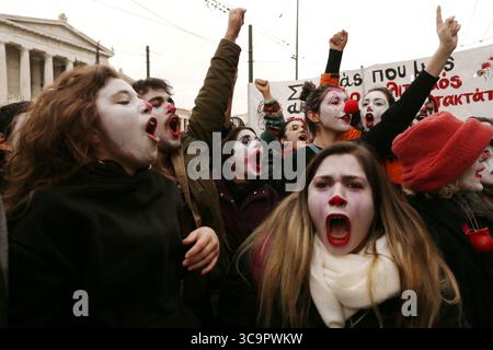 15 febbraio 2023, Atene, Grecia: Gli studenti della scuola di recitazione che portano il trucco del clown e gli insegnanti della scuola pubblica stanno protestando attraverso il centro della città durante una protesta. Gli studenti di arti perfomming hanno marciato attraverso il centro della città per chiedere il ritiro di un decreto presidenziale che classifica le qualifiche educative di tutti gli artisti come livello non universitario. (Immagine di credito: © Aristidis Vafeiadakis/ZUMA Press Wire) Foto Stock