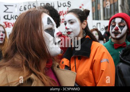 15 febbraio 2023, Atene, Grecia: Gli studenti della scuola di recitazione che portano il trucco del clown e gli insegnanti della scuola pubblica stanno protestando attraverso il centro della città durante una protesta. Gli studenti di arti perfomming hanno marciato attraverso il centro della città per chiedere il ritiro di un decreto presidenziale che classifica le qualifiche educative di tutti gli artisti come livello non universitario. (Immagine di credito: © Aristidis Vafeiadakis/ZUMA Press Wire) Foto Stock