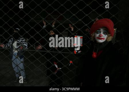 15 febbraio 2023, Atene, Grecia: Gli studenti delle scuole di teatro hanno ocup il teatro nazionale della Grecia. Gli studenti di arti perfomming hanno marciato attraverso il centro della città per chiedere il ritiro di un decreto presidenziale che classifica le qualifiche educative di tutti gli artisti come livello non universitario. (Immagine di credito: © Aristidis Vafeiadakis/ZUMA Press Wire) Foto Stock