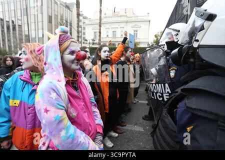 15 febbraio 2023, Atene, Grecia: Gli studenti della scuola di recitazione che portano il trucco del clown e gli insegnanti della scuola pubblica stanno protestando attraverso il centro della città durante una protesta. Gli studenti di arti perfomming hanno marciato attraverso il centro della città per chiedere il ritiro di un decreto presidenziale che classifica le qualifiche educative di tutti gli artisti come livello non universitario. (Immagine di credito: © Aristidis Vafeiadakis/ZUMA Press Wire) Foto Stock