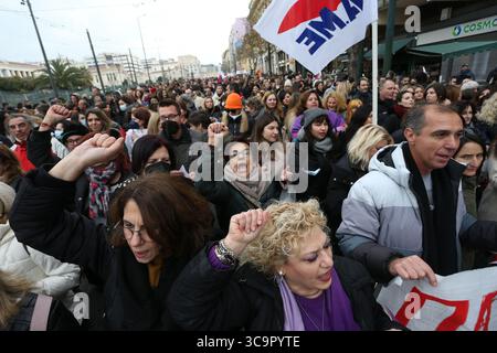 15 febbraio 2023, Atene, Grecia: Gli studenti della scuola di recitazione che portano il trucco del clown e gli insegnanti della scuola pubblica stanno protestando attraverso il centro della città durante una protesta. Gli studenti di arti perfomming hanno marciato attraverso il centro della città per chiedere il ritiro di un decreto presidenziale che classifica le qualifiche educative di tutti gli artisti come livello non universitario. (Immagine di credito: © Aristidis Vafeiadakis/ZUMA Press Wire) Foto Stock