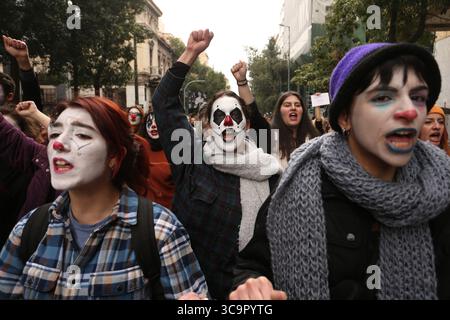 15 febbraio 2023, Atene, Grecia: Gli studenti delle scuole di teatro che portano il trucco del clown e gli insegnanti delle scuole pubbliche protestano durante una marcia attraverso il centro della città. Gli studenti di arti dello spettacolo hanno marciato attraverso il centro della città per chiedere il ritiro di un decreto presidenziale che classifica i titoli di studio di tutti gli artisti come livello non universitario. (Immagine di credito: © Aristidis Vafeiadakis/ZUMA Press Wire) Foto Stock