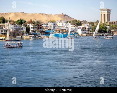 Barche sul Nilo ad Assuan Foto Stock