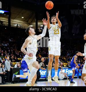 19 gennaio 2023: L'attaccante dei Colorado Buffaloes Tristan da Silva (23) corrompe un rimbalzo sulla guardia del compagno di squadra Colorado Buffaloes Luke o'Brien (0) nel primo tempo della partita di basket di menâ tra Colorado e Washington a Boulder, CO.. Derek Regensburger/CSM. (Immagine di credito: © Derek Regensburger/CSM tramite ZUMA Press Wire) Foto Stock