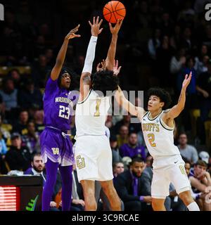 19 gennaio 2023: La guardia dei Colorado Buffaloes Julian Hammond III (1) e la guardia dei Colorado Buffaloes KJ Simpson (2) difendono la guardia dei Washington Huskies Keyon Menifield (23) nel secondo tempo della partita di basket del menâ tra Colorado e Washington a Boulder, CO.. Derek Regensburger/CSM. (Immagine di credito: © Derek Regensburger/CSM tramite ZUMA Press Wire) Foto Stock