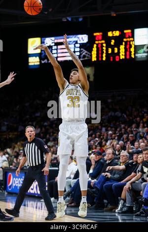 19 gennaio 2023: La guardia dei Colorado Buffaloes Nique Clifford (32) tenta un tre nel secondo tempo della partita di basket di menâ tra Colorado e Washington a Boulder, CO.. Derek Regensburger/CSM. (Immagine di credito: © Derek Regensburger/CSM tramite ZUMA Press Wire) Foto Stock